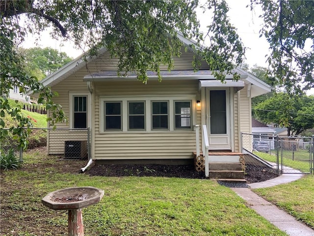 view of front of house featuring a gate, a front lawn, and fence