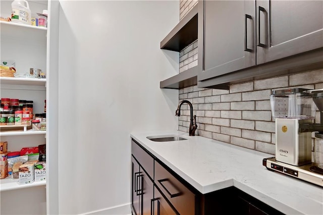 bar with a sink and decorative backsplash
