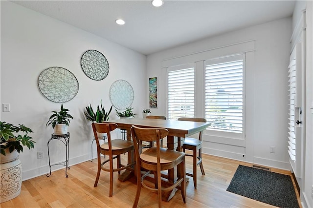 dining room with light wood-style floors, recessed lighting, and baseboards