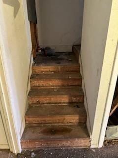 528 N Washington St, Nevada, MO 64772 - view of stairway