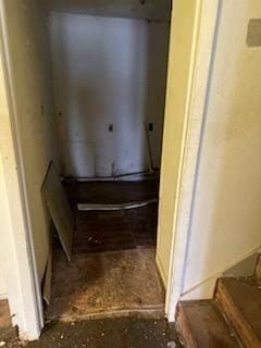 528 N Washington St, Nevada, MO 64772 - view of staircase