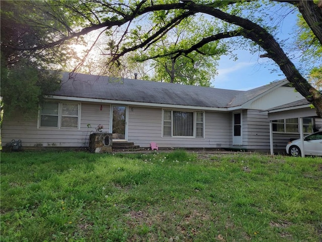 ranch-style house featuring a front lawn and entry steps