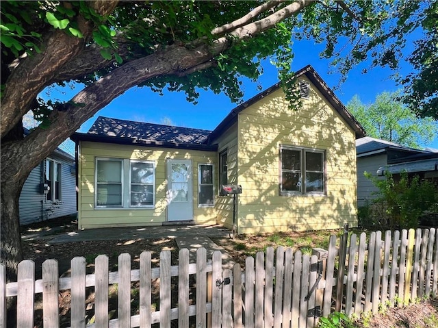 view of front of property featuring a fenced front yard