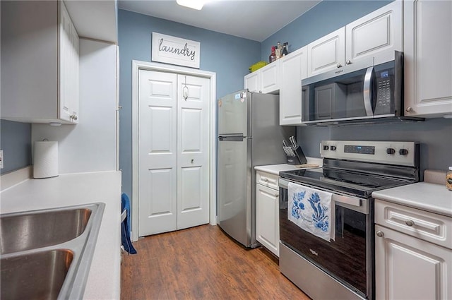 11629 Tomahawk Creek Pkwy Unit G, Leawood, KS 66211 - kitchen featuring appliances with stainless steel finishes, a sink, light countertops, and white cabinetry