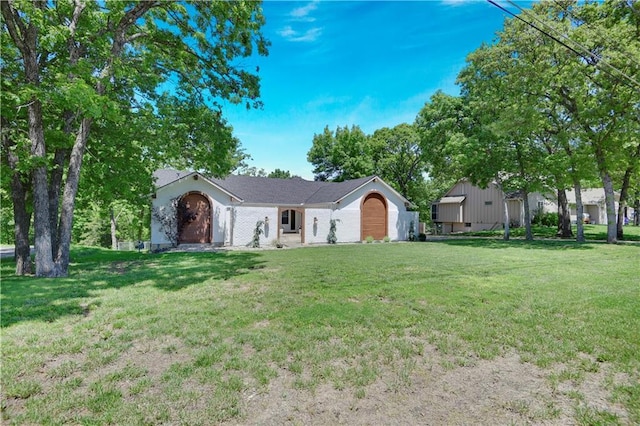 single story home featuring a front lawn