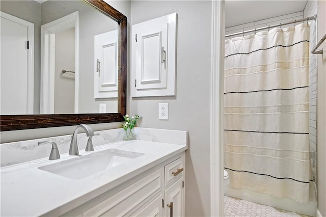full bath with vanity, toilet, and a shower with curtain