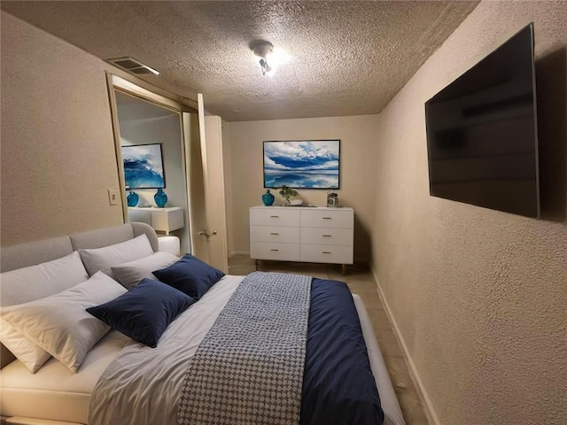 4714 Norton Ave, Kansas City, MO 64130 - bedroom featuring a textured wall and a textured ceiling