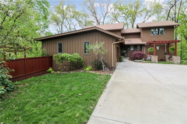 12 Woodland Trl, Warrensburg, MO 64093 - view of front facade featuring driveway and a shingled roof