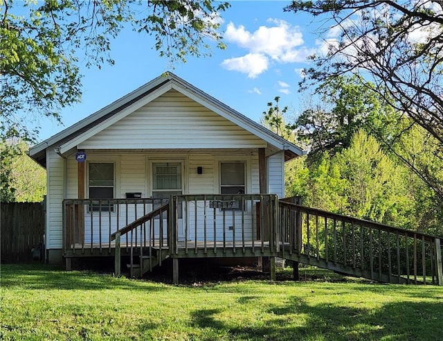 view of front of property featuring fence and a front lawn