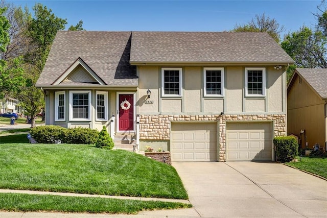 tri-level home with stucco siding, driveway, stone siding, and a front lawn