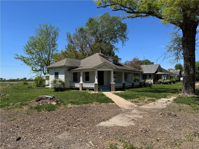 318 S Williams St, Craig, MO 64437 - view of front of house with a porch and a front lawn