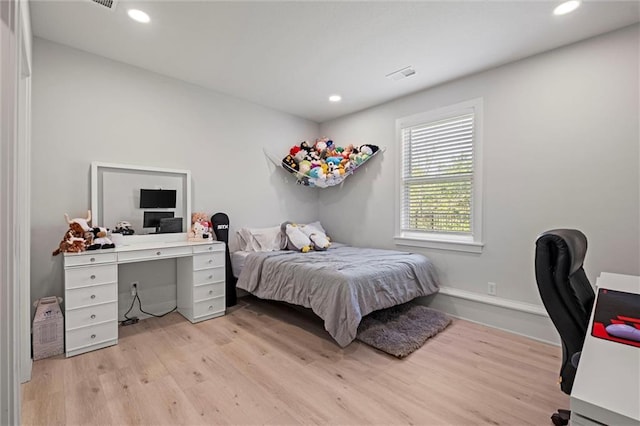 bedroom featuring light wood finished floors, a desk, recessed lighting, and baseboards