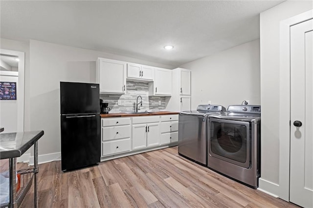 washroom with independent washer and dryer, light wood finished floors, recessed lighting, and baseboards