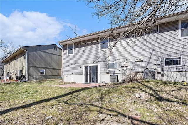 back of house featuring a lawn