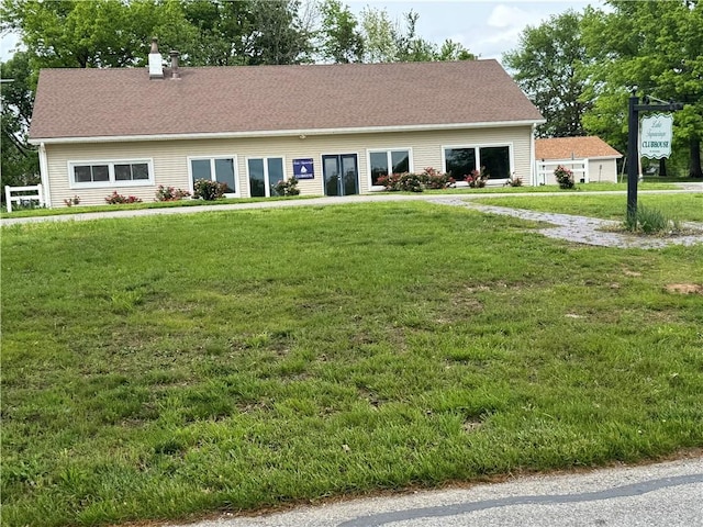 14 Emerald Shore Dr, Lake Tapawingo, MO 64015 - view of front of property featuring a front yard