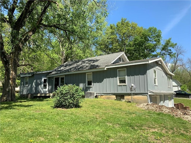 8480 NW High St Unit B, Amsterdam, MO 64723 - view of front of home featuring board and batten siding, a shingled roof, and a front lawn