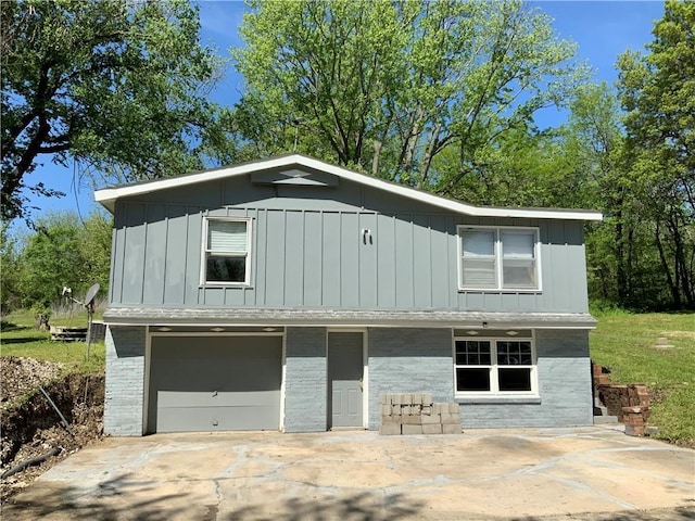 8480 NW High St Unit B, Amsterdam, MO 64723 - garage featuring concrete driveway