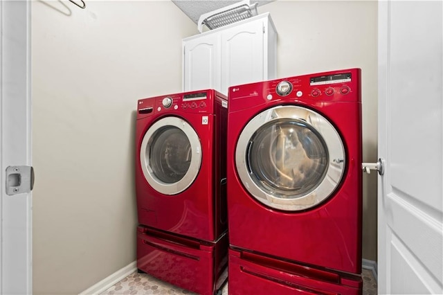 18461 W 157th St, Olathe, KS 66062 - laundry area featuring washing machine and dryer and baseboards