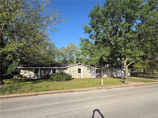 view of front of house featuring a front lawn