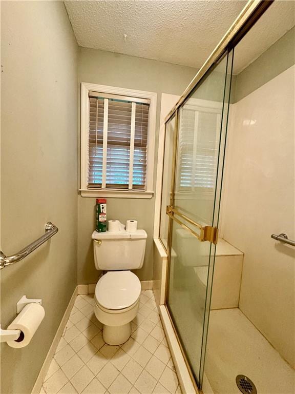 5212 Somerset Dr, Prairie Village, KS 66207 - full bathroom featuring toilet, a shower stall, tile patterned floors, a textured ceiling, and baseboards