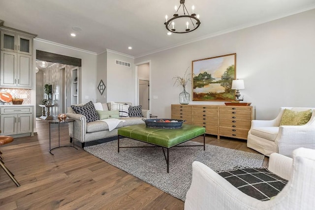 living area with a notable chandelier, recessed lighting, visible vents, crown molding, and wood finished floors