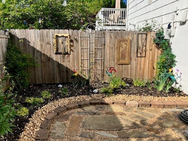 view of yard featuring fence