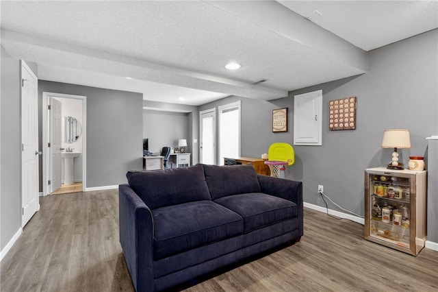 11004 N Kentucky Pl, Kansas City, MO 64157 - living area featuring baseboards, wood finished floors, a textured ceiling, and recessed lighting