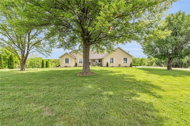 view of front of home featuring a front yard