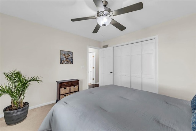 carpeted bedroom featuring baseboards, a ceiling fan, and a closet