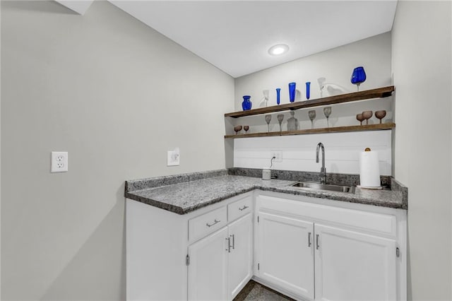 view of indoor wet bar