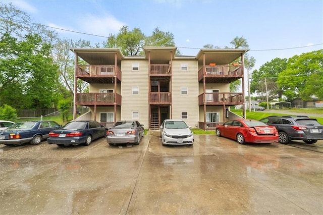 425 Thornton St, Leavenworth, KS 66048 - view of building exterior with uncovered parking