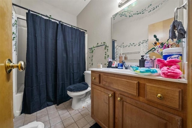 425 Thornton St, Leavenworth, KS 66048 - full bath featuring toilet, tile patterned floors, vanity, and shower / tub combo with curtain