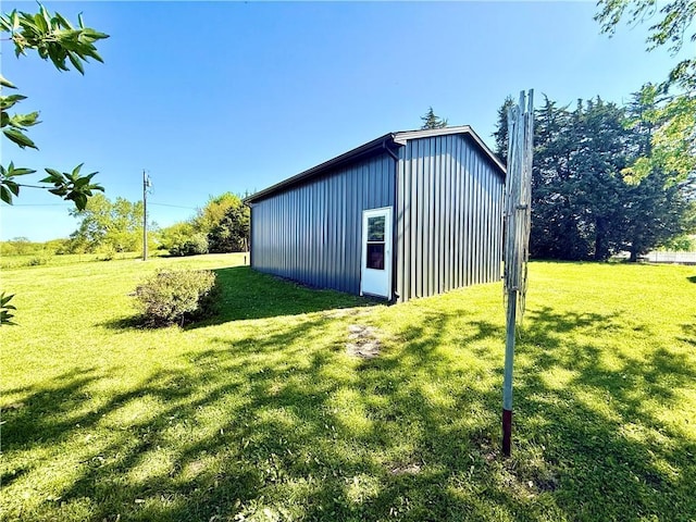 view of pole building featuring a yard