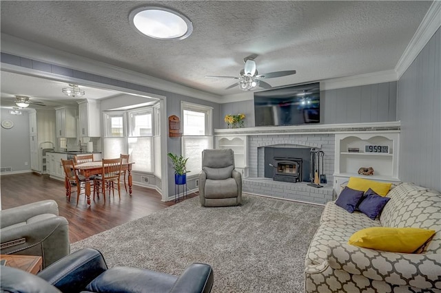 living area featuring crown molding, ceiling fan, and wood finished floors