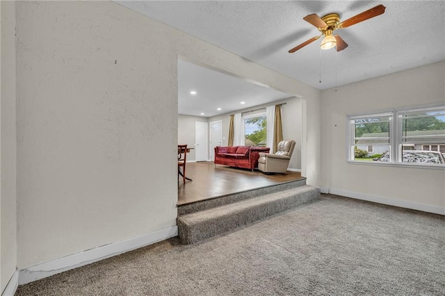 1400 NE 67th Ter, Gladstone, MO 64118 - carpeted living area featuring ceiling fan, a textured ceiling, baseboards, and recessed lighting