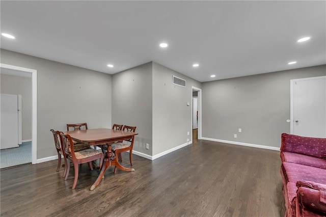 1400 NE 67th Ter, Gladstone, MO 64118 - dining space featuring dark wood-type flooring, baseboards, and recessed lighting