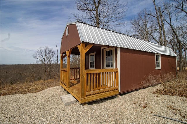 view of outdoor structure with an outbuilding