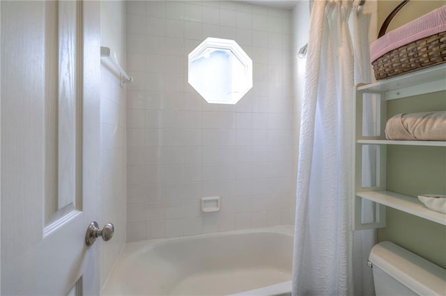 full bathroom featuring toilet and shower / tub combo