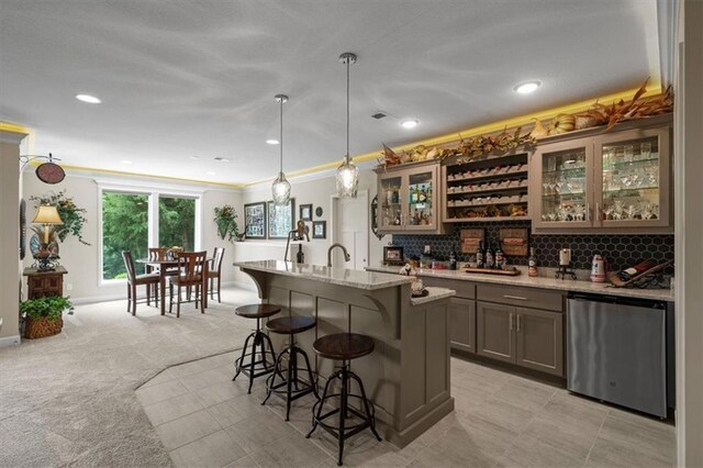 indoor wet bar with crown molding, decorative light fixtures, dishwasher, decorative backsplash, and recessed lighting
