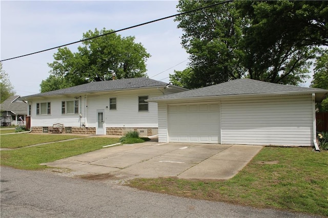 view of front facade featuring a detached garage, a front lawn, an outdoor structure, and driveway