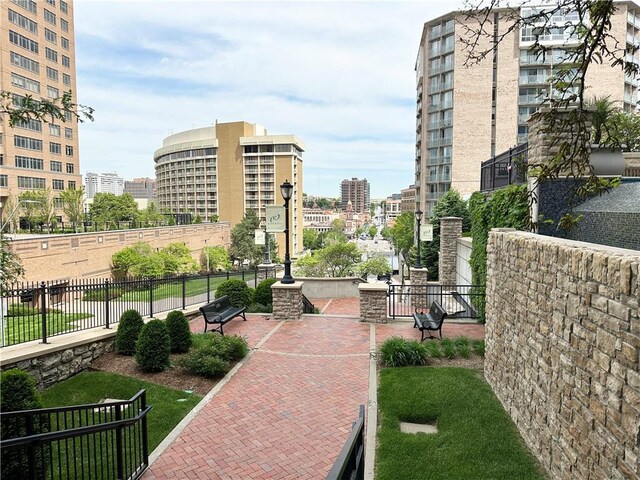 4950 Central St Unit 102, Kansas City, MO 64112 - view of home's community featuring a view of city and fence