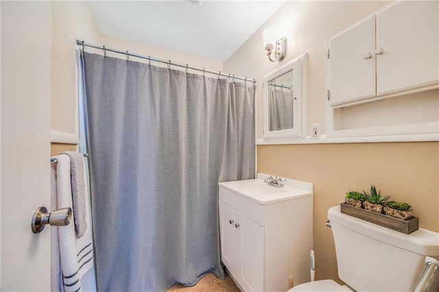 6132 N Eugene Field Rd, Kansas City, MO 64119 - full bath featuring toilet, vanity, and a shower with shower curtain