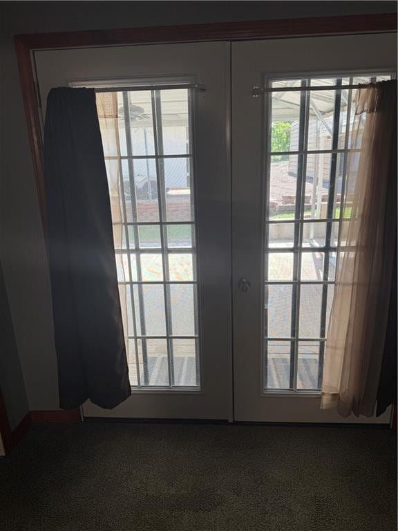 112 N Burns St N, Independence, KS 67301 - entryway with carpet