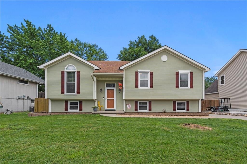 2513 NE Dale Hunter Trl, Lees Summit, MO 64086 - split foyer home with a front yard