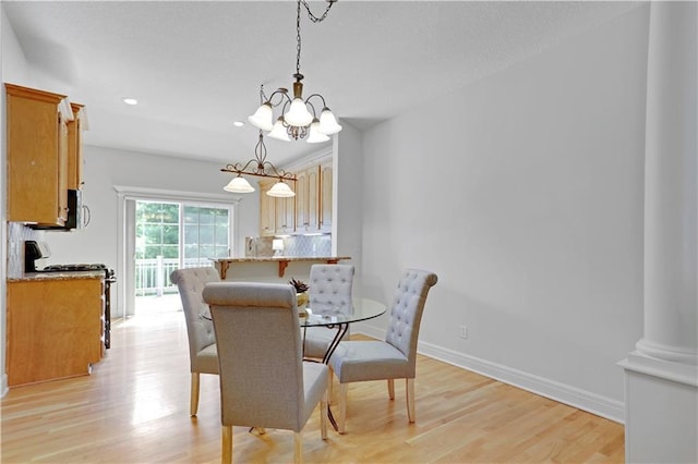 dining area with light wood-type flooring, a chandelier, baseboards, and recessed lighting