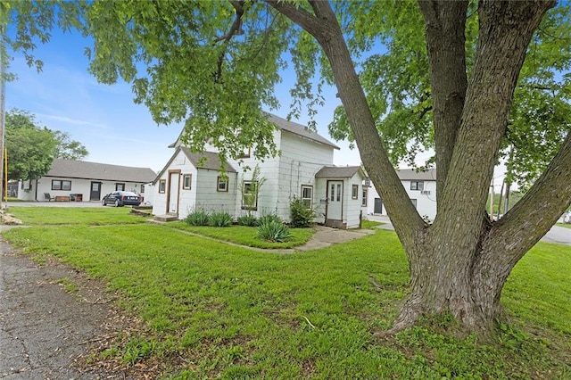 view of front of property featuring a front lawn