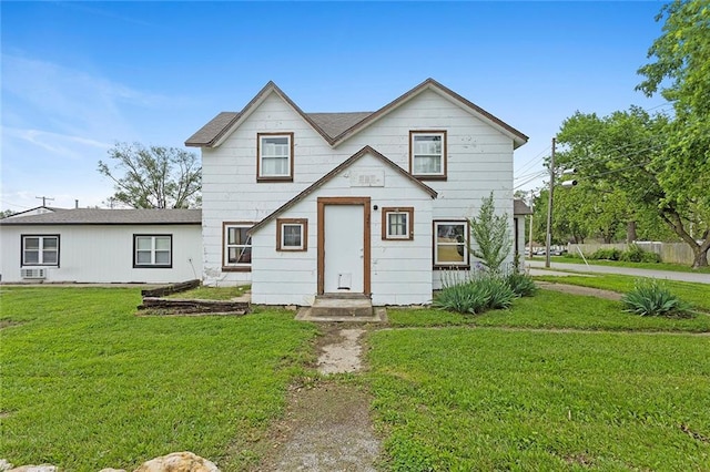 view of front facade featuring a front yard