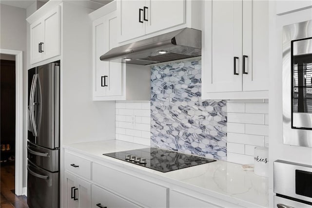 16780 W 170th Ct, Olathe, KS 66062 - kitchen featuring freestanding refrigerator, under cabinet range hood, black electric stovetop, and backsplash