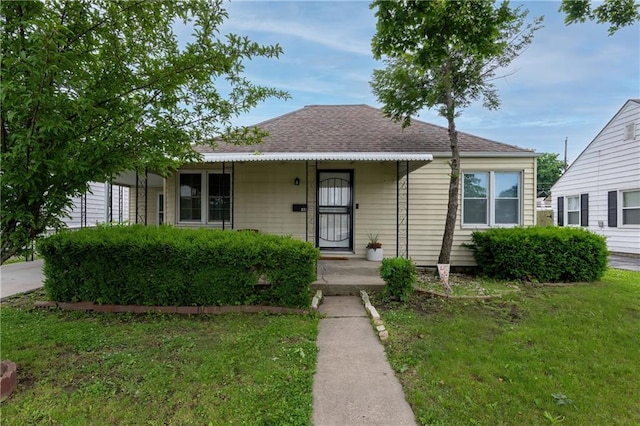 831 E 25th Ave, North Kansas City, MO 64116 - bungalow-style home with a front lawn and a shingled roof