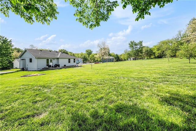 view of green lawn